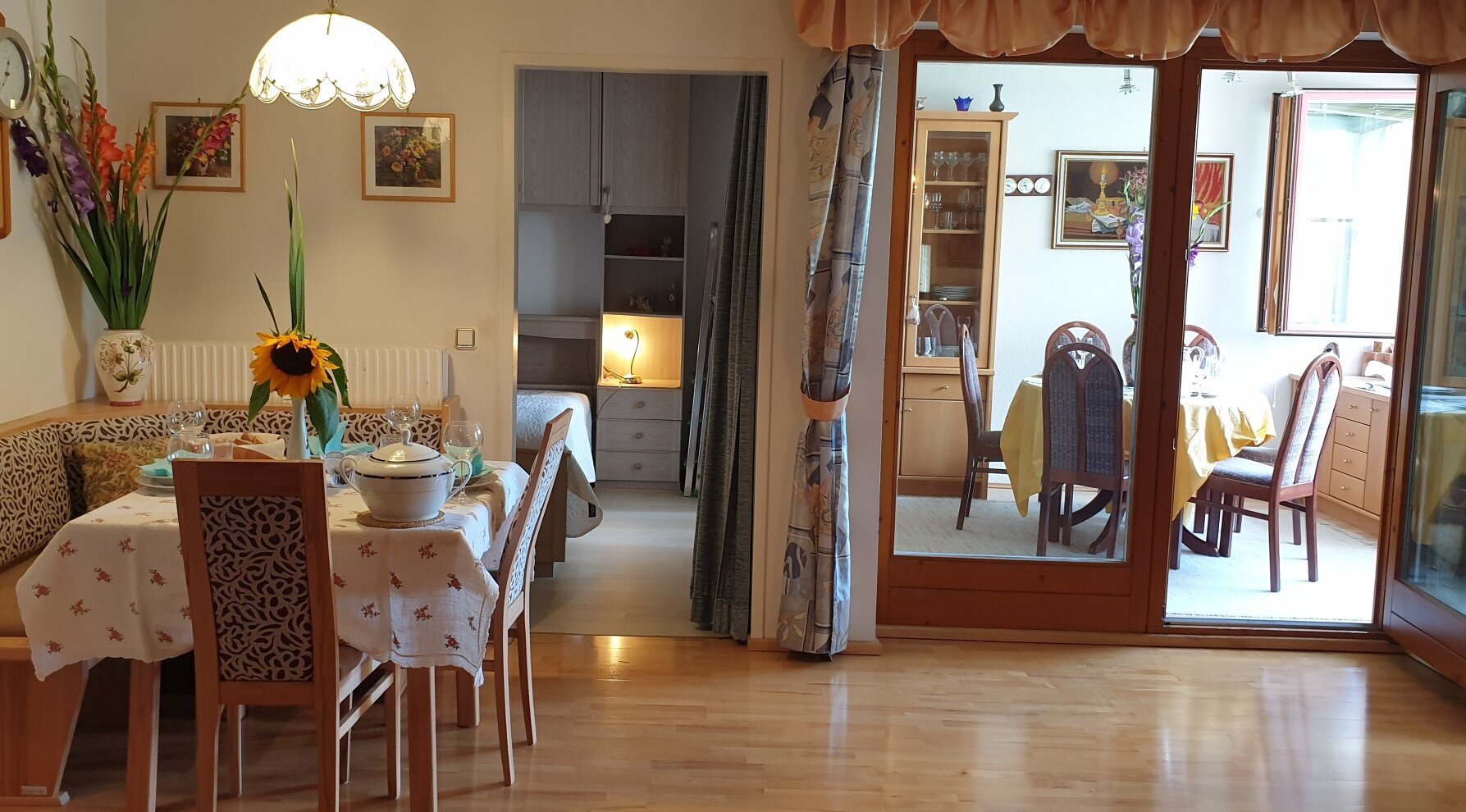 Wohnhzimmer mit Blick auf Schlafzimmer