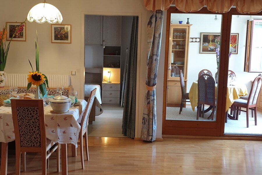 Wohnhzimmer mit Blick auf Schlafzimmer