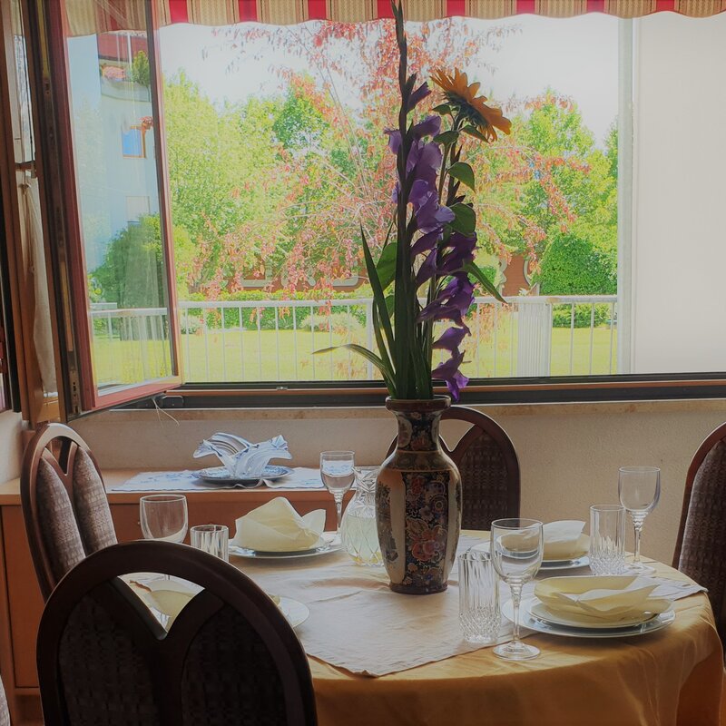 Loggia und Esszimmer mit Blick aufs Grüne ´