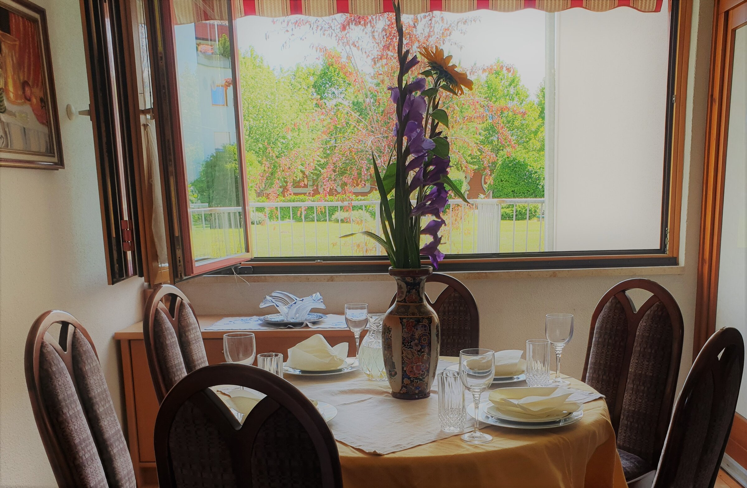 Loggia und Esszimmer mit Blick aufs Grüne ´