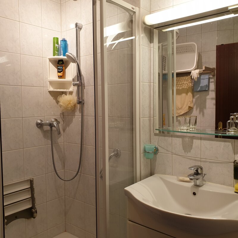 Badezimmer mit Dusche