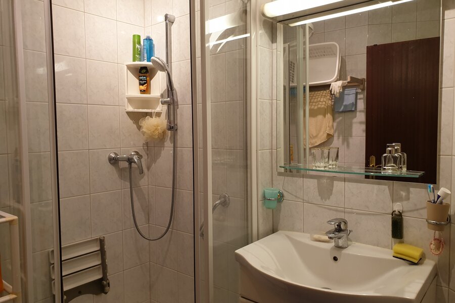Badezimmer mit Dusche