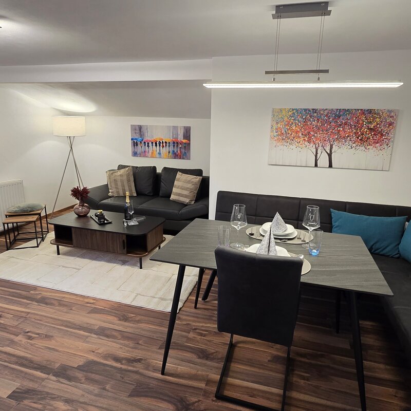 Bright living-dining area, modern furnishings – 2-room apartment, short-term rental & temporary housing for 1 to 6 months, Salzburg