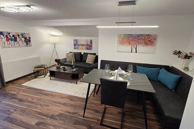 Bright living-dining area, modern furnishings – 2-room apartment, short-term rental & temporary housing for 1 to 6 months, Salzburg