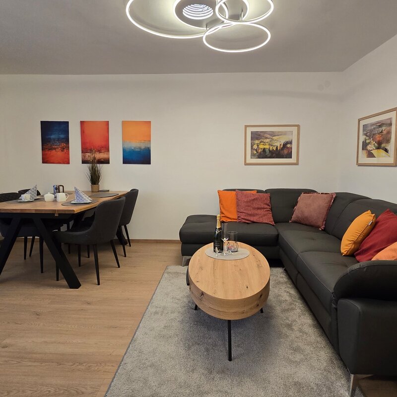 Helles Wohnzimmer mit Essbereich – 3-Zimmer Wohnung, Kurzzeitmiete & Wohnen auf Zeit für 1 bis 6 Monate in Salzburg