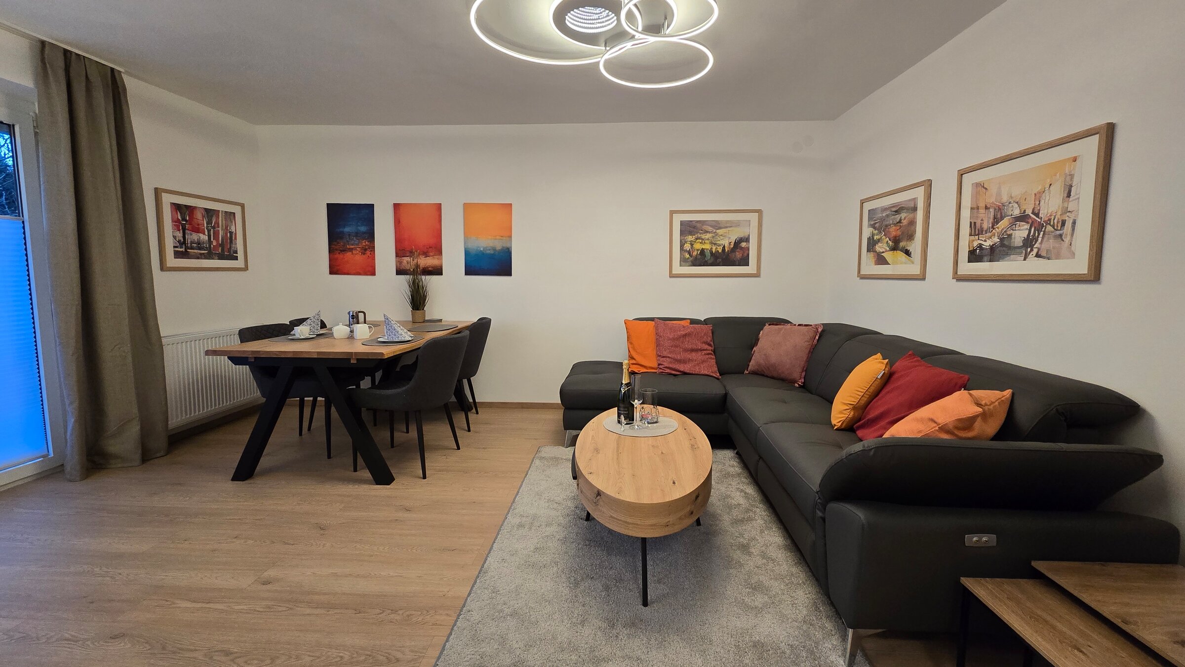 Helles Wohnzimmer mit Essbereich – 3-Zimmer Wohnung, Kurzzeitmiete & Wohnen auf Zeit für 1 bis 6 Monate in Salzburg