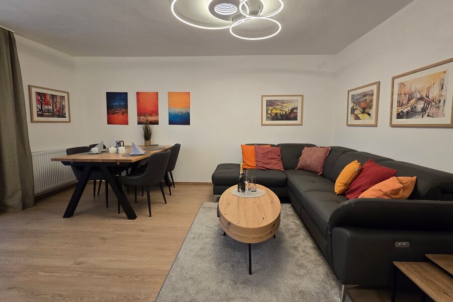 Helles Wohnzimmer mit Essbereich – 3-Zimmer Wohnung, Kurzzeitmiete & Wohnen auf Zeit für 1 bis 6 Monate in Salzburg