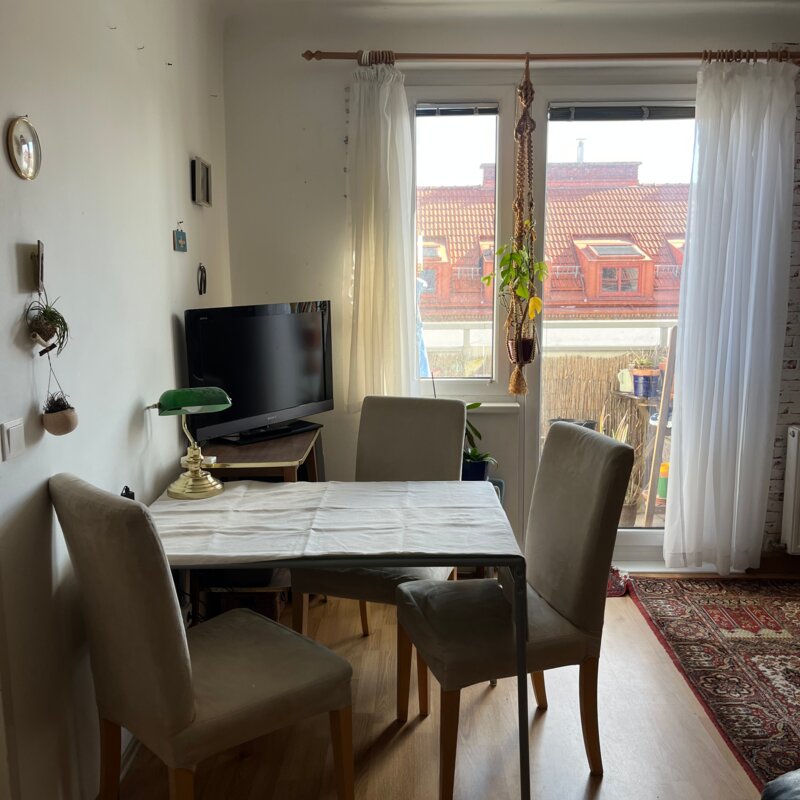 Living room with dinner table, sight to balcony
