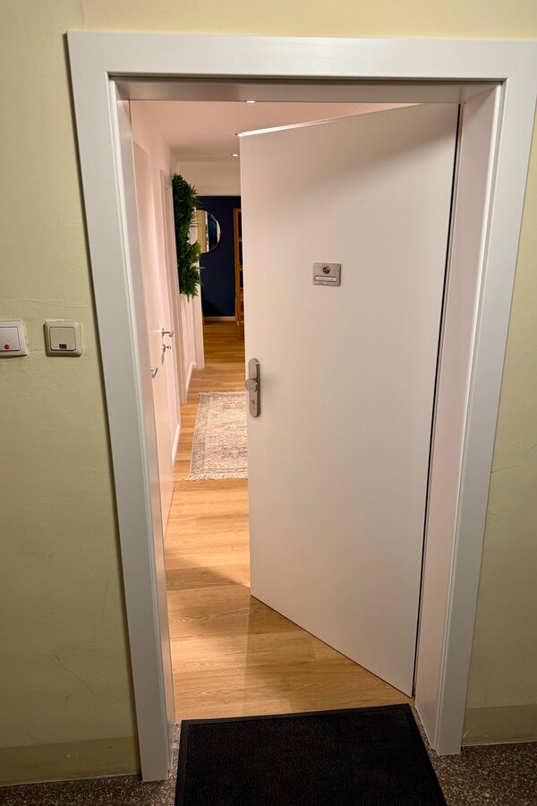 EINGANG im STIEGENHAUS (Ebenerdig)