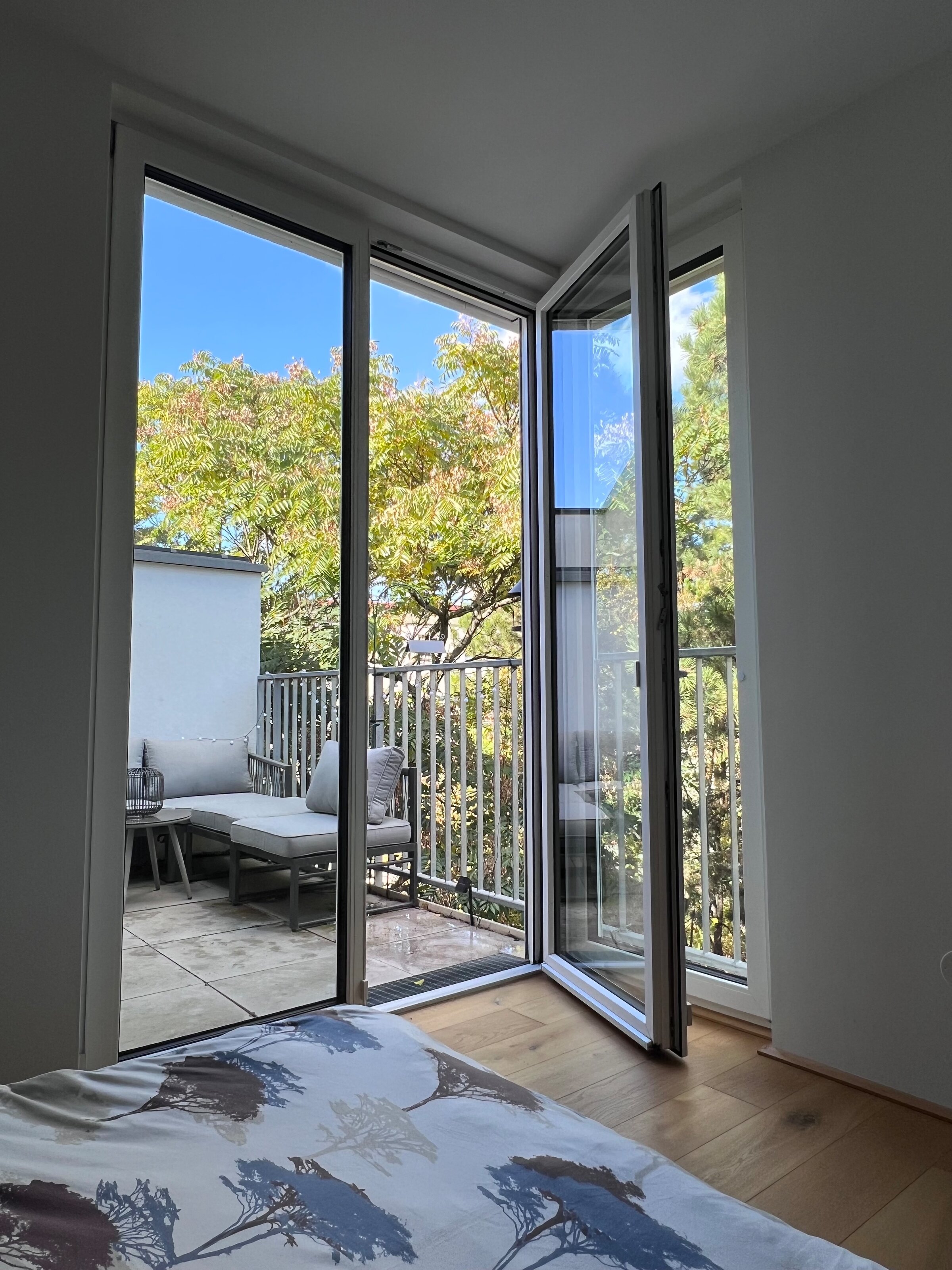 Bright bedroom with balcony access – 2-room apartment, short-term rental & temporary housing for 1 to 6 months, Vienna