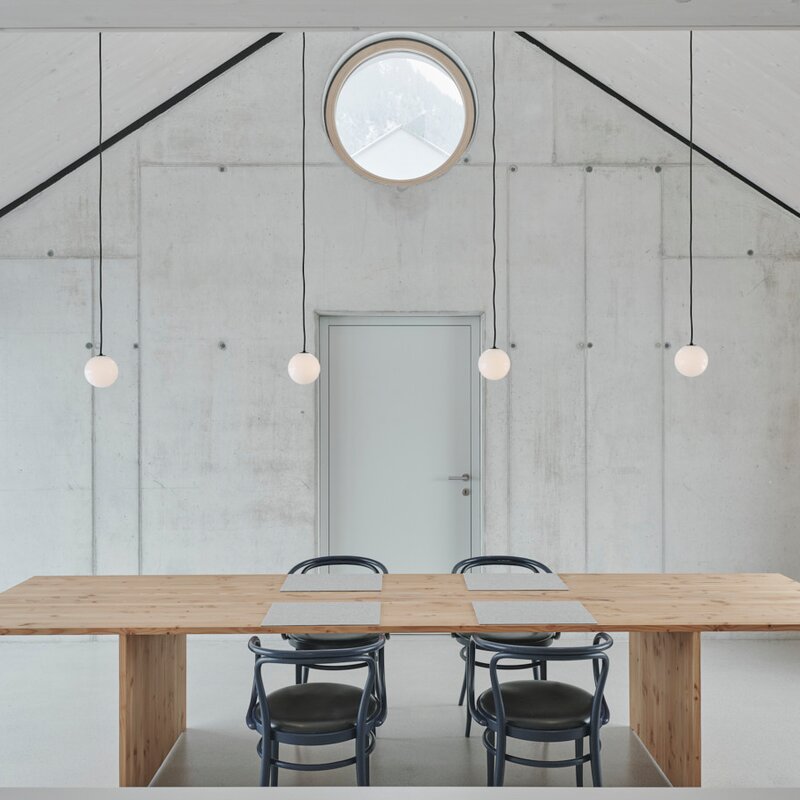 Loftartiger Essbereich mit Sichtbeton & Holztisch – 4-Zimmer Wohnung zur Kurzzeitmiete & Wohnen auf Zeit für 1 bis 6 Monate in Maurach am Achensee