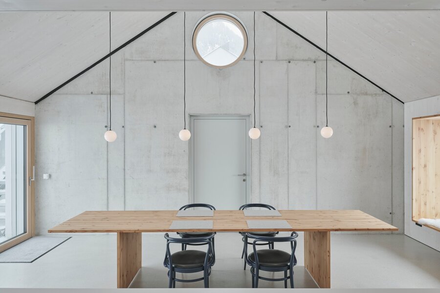 Loftartiger Essbereich mit Sichtbeton & Holztisch – 4-Zimmer Wohnung zur Kurzzeitmiete & Wohnen auf Zeit für 1 bis 6 Monate in Maurach am Achensee