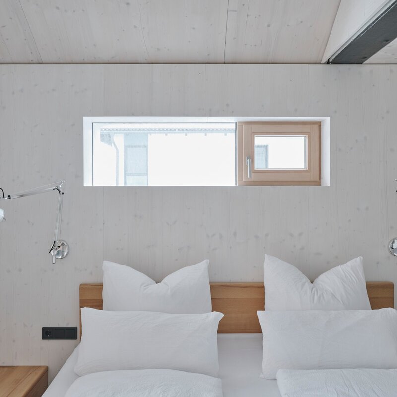 Schlafzimmer 2 mit kleinem Bürotisch und Schrank | © David Schreyer