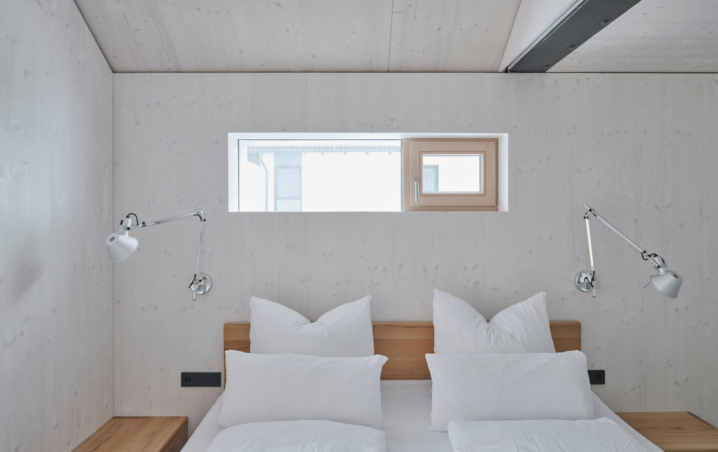 Schlafzimmer 2 mit kleinem Bürotisch und Schrank | © David Schreyer