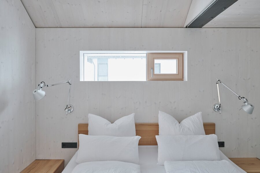 Schlafzimmer 2 mit kleinem Bürotisch und Schrank | © David Schreyer