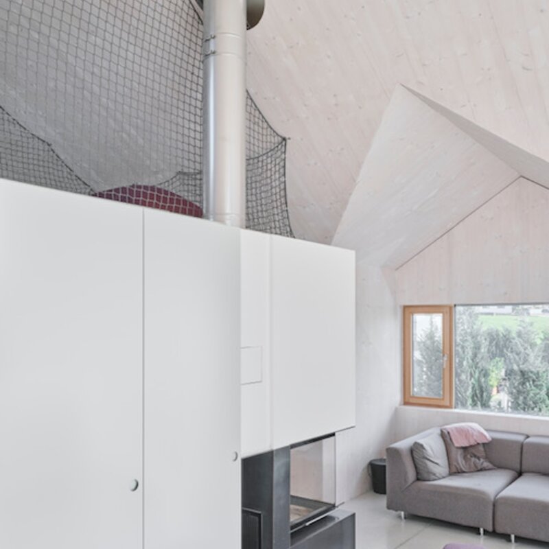 Wohnraum mit Kamin und Hochebene zum relaxen oder workout mit Gymnastik Matten  | © David Schreyer