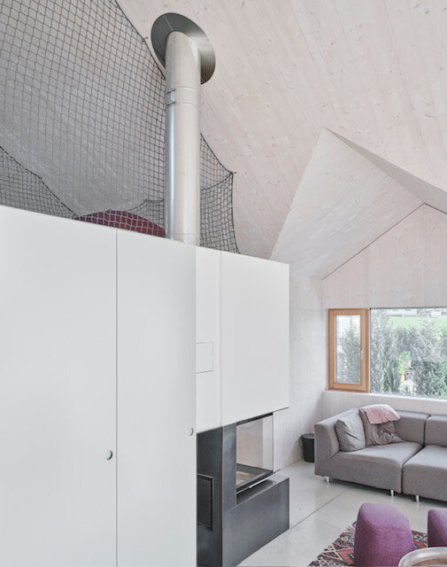 Wohnraum mit Kamin und Hochebene zum relaxen oder workout mit Gymnastik Matten  | © David Schreyer