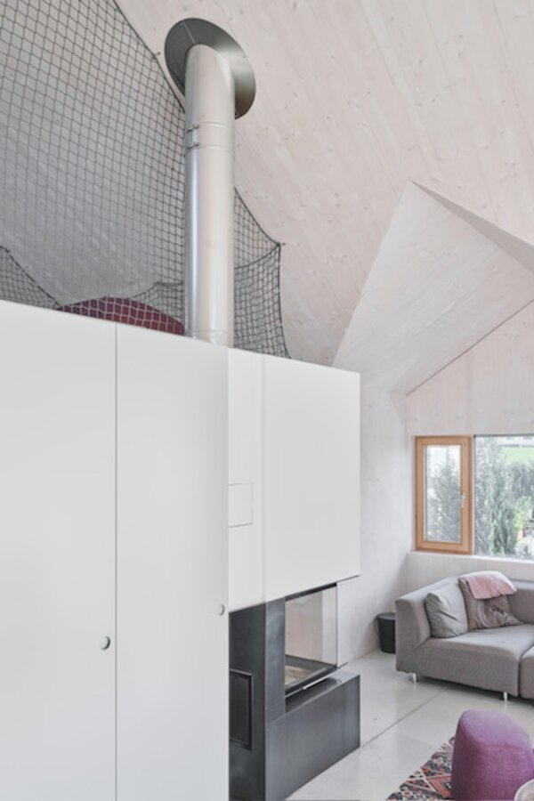 Wohnraum mit Kamin und Hochebene zum relaxen oder workout mit Gymnastik Matten  | © David Schreyer