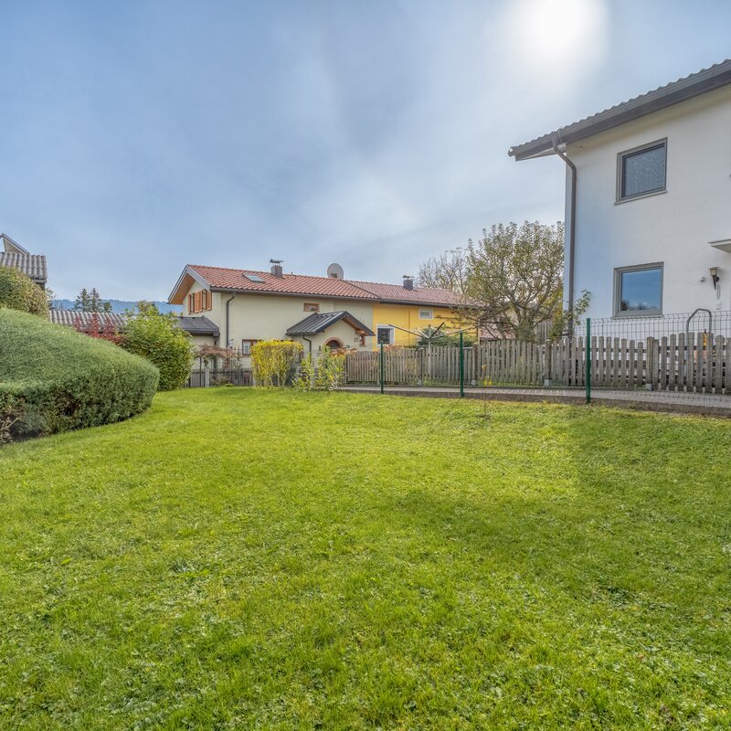 Blick von der West.-Terrasse zum Nachbarhaus