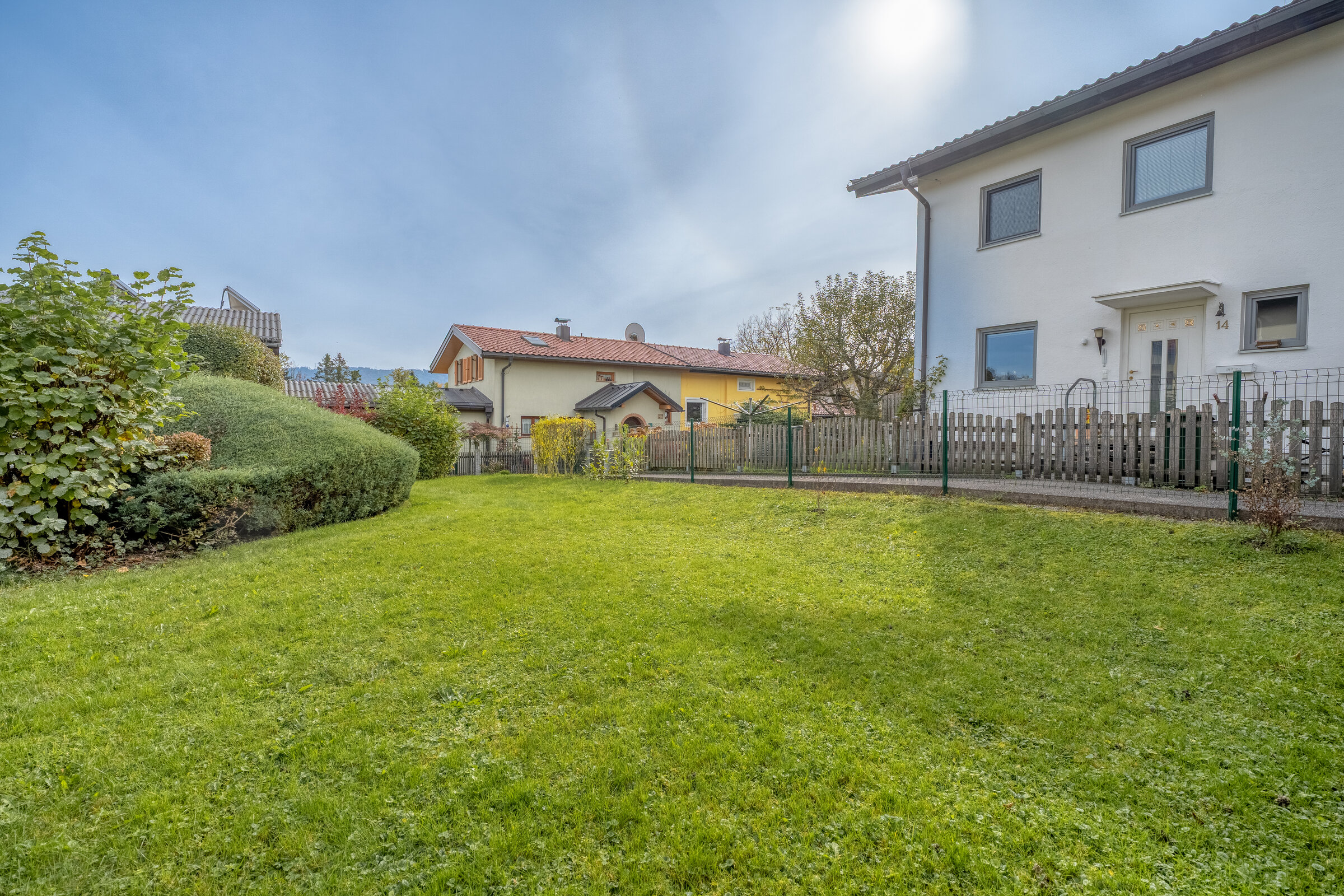 Blick von der West.-Terrasse zum Nachbarhaus