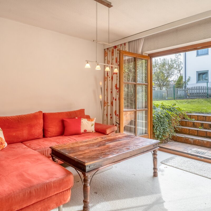 Wohnzimmer mit Ausgang zur West-Terrasse