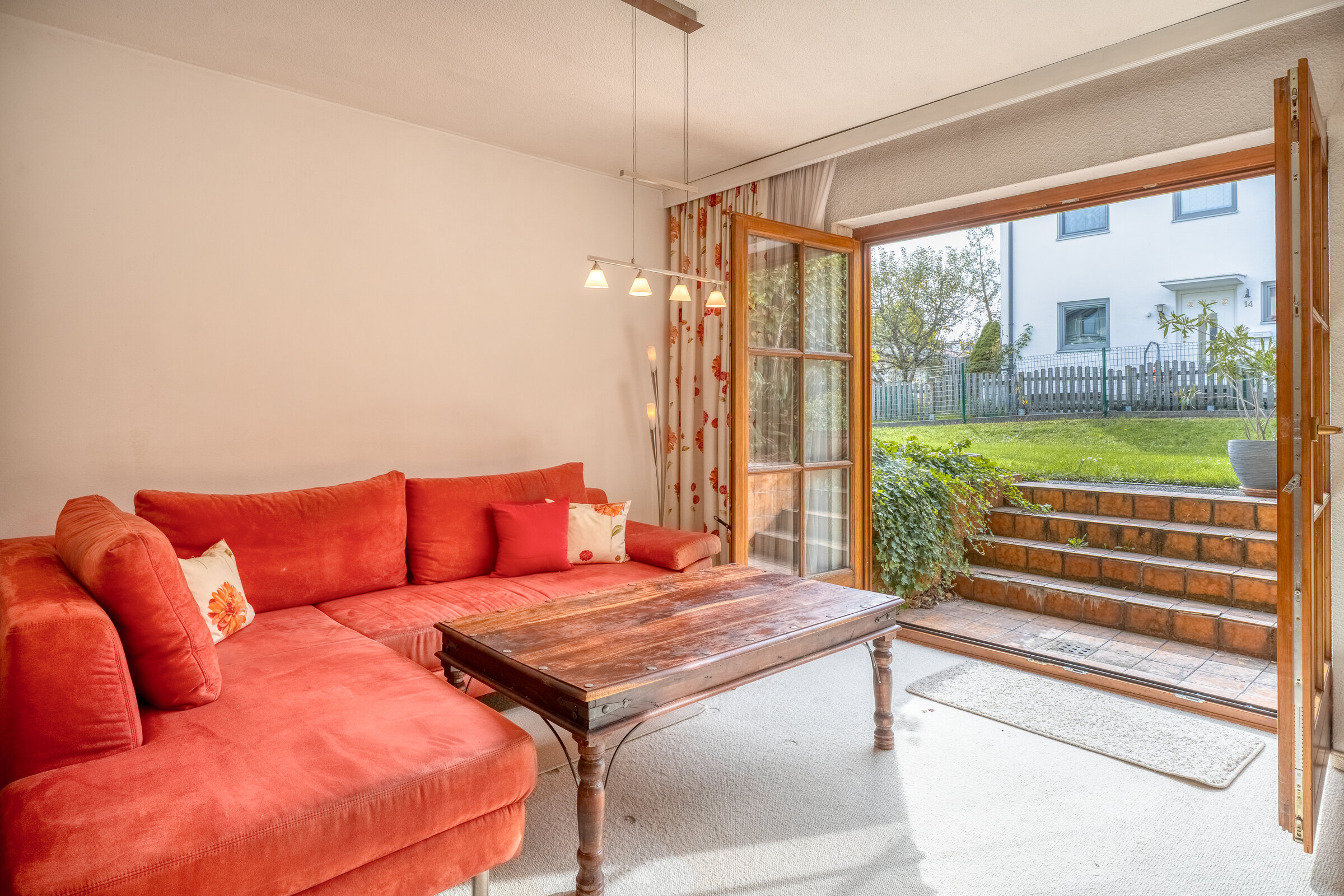 Wohnzimmer mit Ausgang zur West-Terrasse