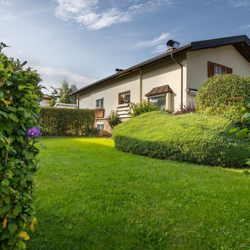 Süd-West Ansicht von Garten und Haus