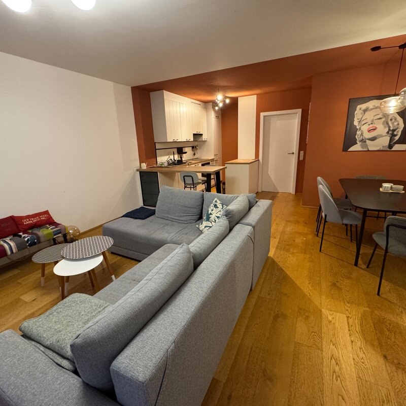 Bright living & dining area with hardwood floors & modern kitchen – 3-room apartment, short-term rental Vienna, temporary housing 1 to 6 months