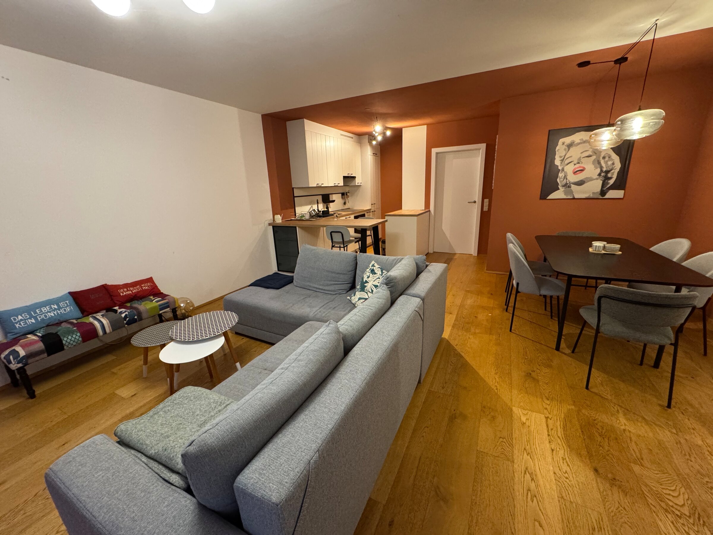 Bright living & dining area with hardwood floors & modern kitchen – 3-room apartment, short-term rental Vienna, temporary housing 1 to 6 months
