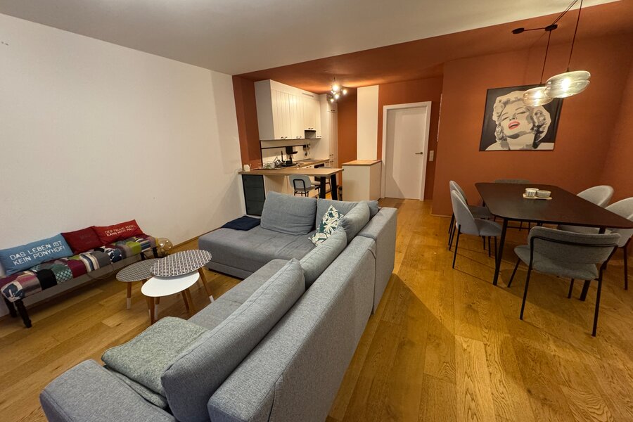 Bright living & dining area with hardwood floors & modern kitchen – 3-room apartment, short-term rental Vienna, temporary housing 1 to 6 months