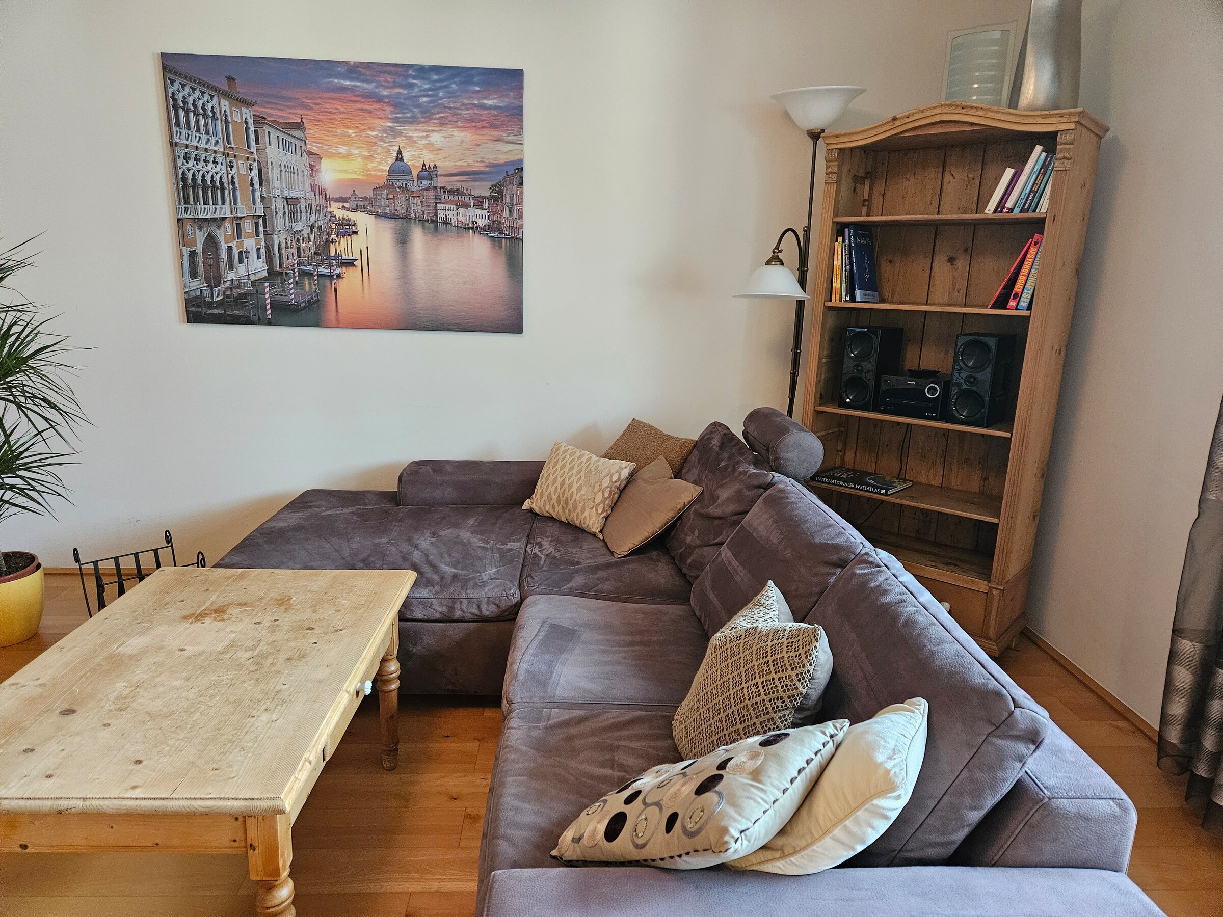 Sofa und Bücherregal | © S.P.