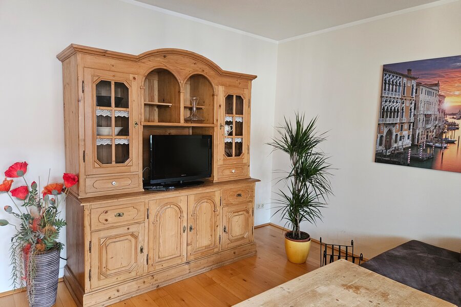 Wohnzimmerschrank mit TV | © S.P.
