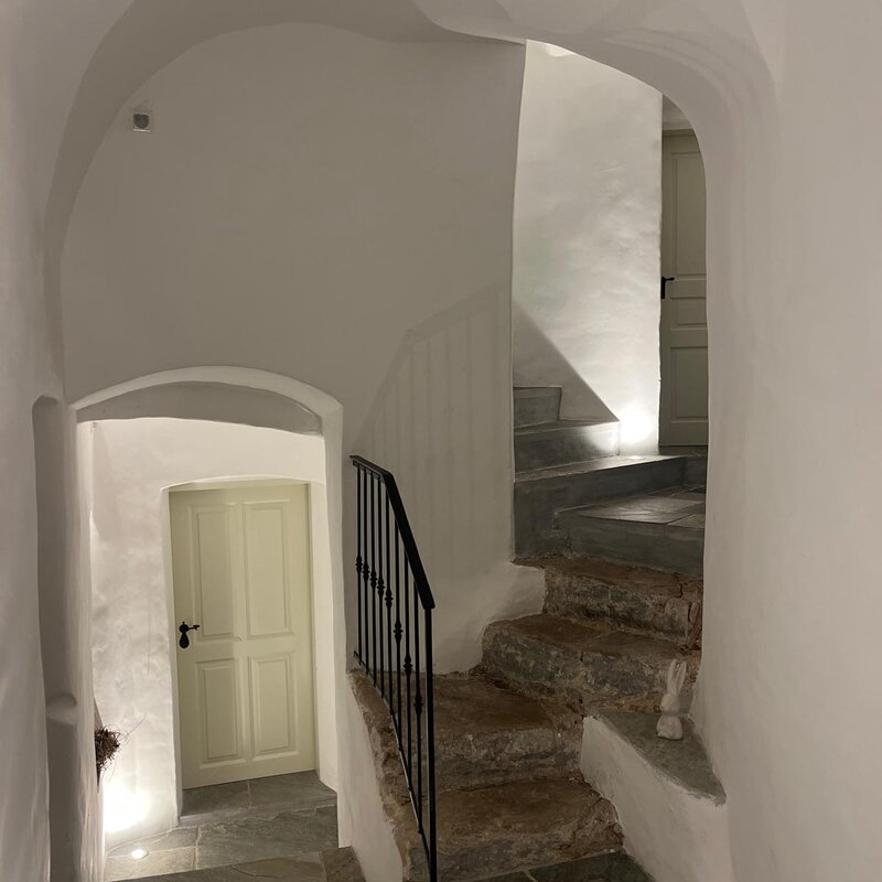 Das aufwändig sanierte Treppenhaus mit freigelegter Treppe | © Das Donauhaus