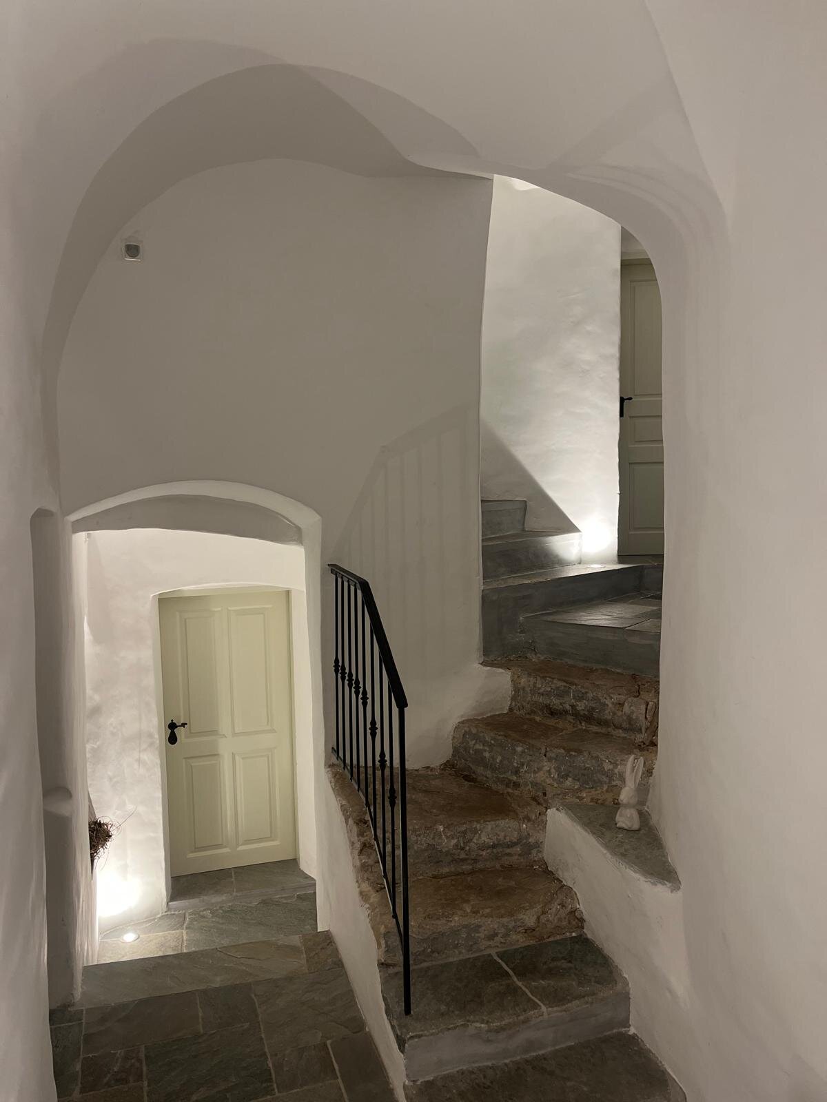 Das aufwändig sanierte Treppenhaus mit freigelegter Treppe | © Das Donauhaus