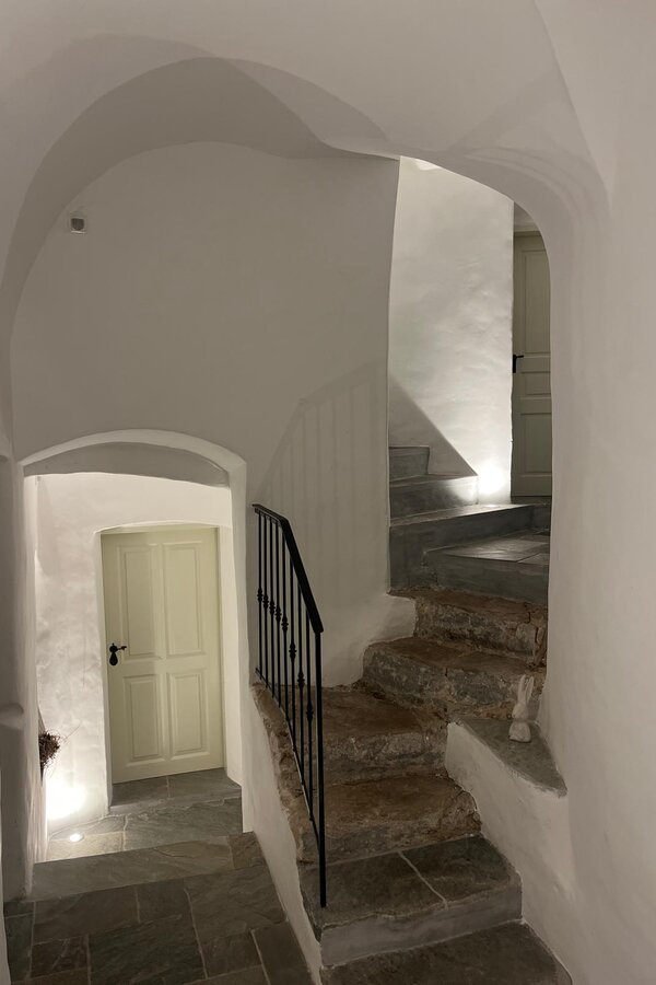 Das aufwändig sanierte Treppenhaus mit freigelegter Treppe | © Das Donauhaus
