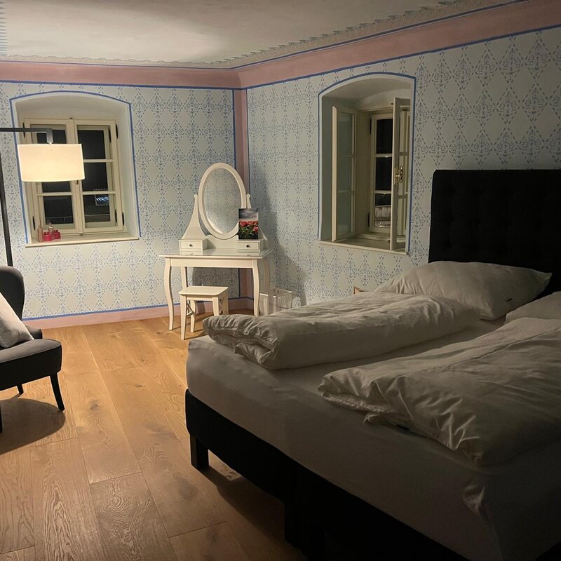 Schlafzimmer mit rekonstruierter Wandgestaltung