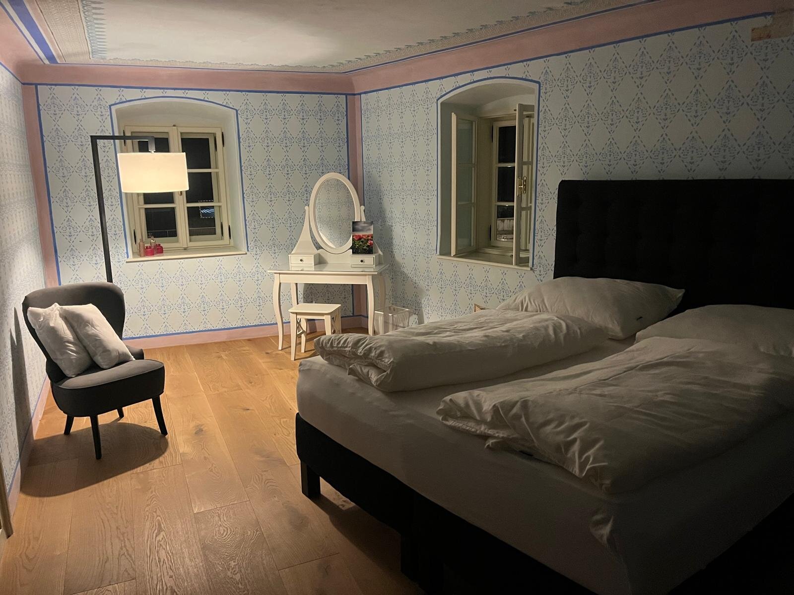 Schlafzimmer mit rekonstruierter Wandgestaltung