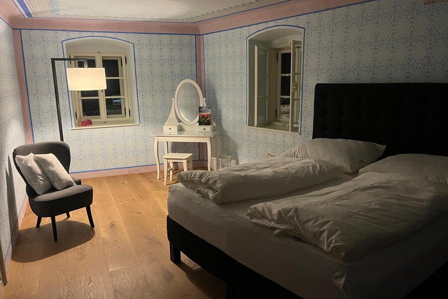 Schlafzimmer mit rekonstruierter Wandgestaltung
