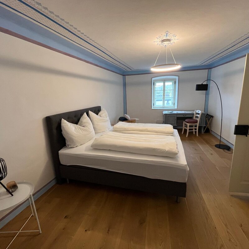 Schlafzimmer mit Schreibtisch