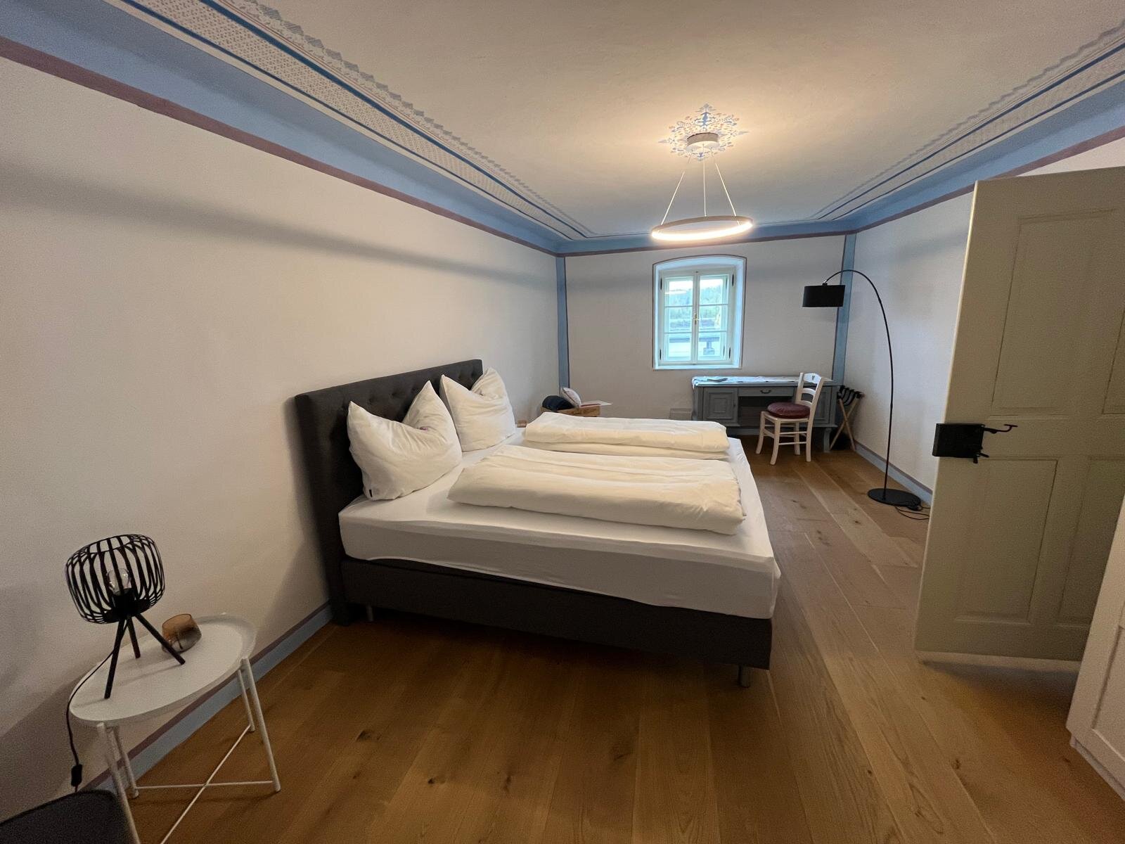 Schlafzimmer mit Schreibtisch