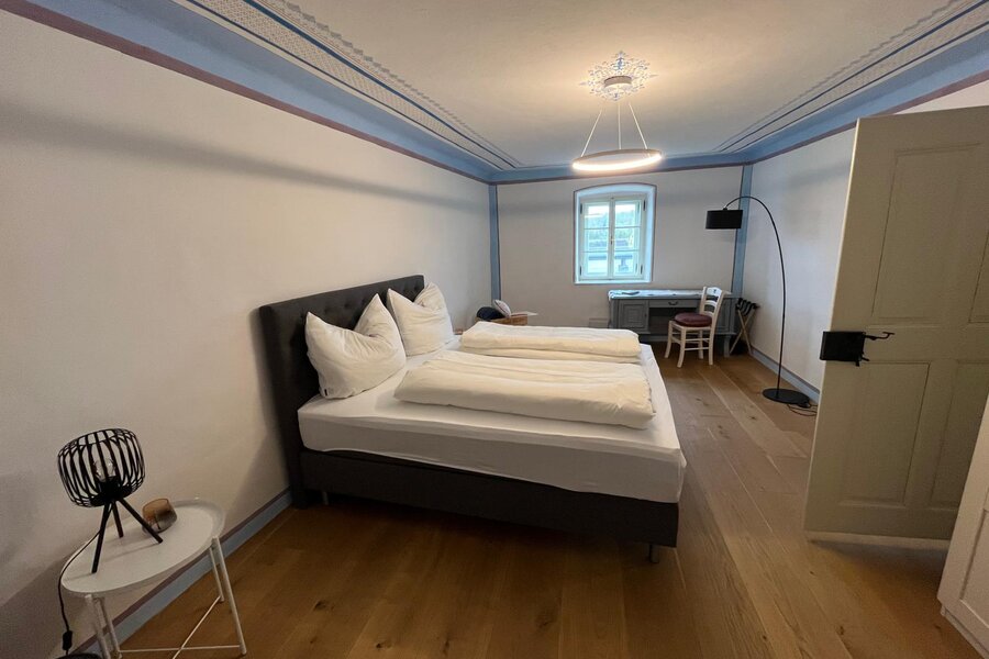 Schlafzimmer mit Schreibtisch
