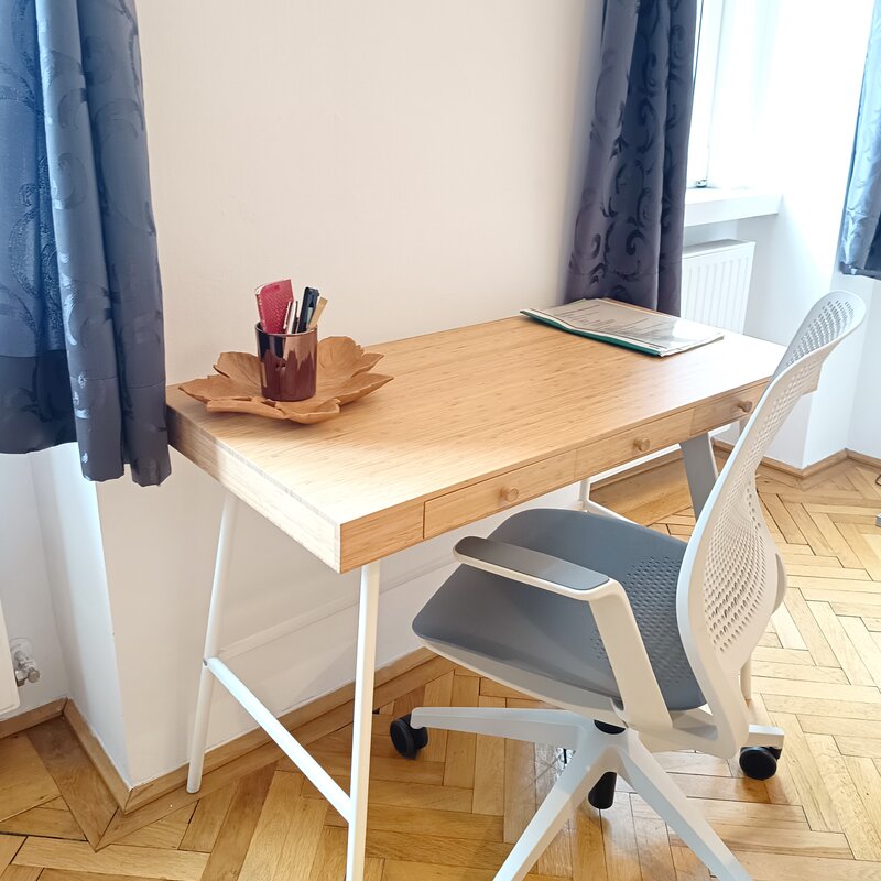 Arbeitsplatz mit Bürostuhl