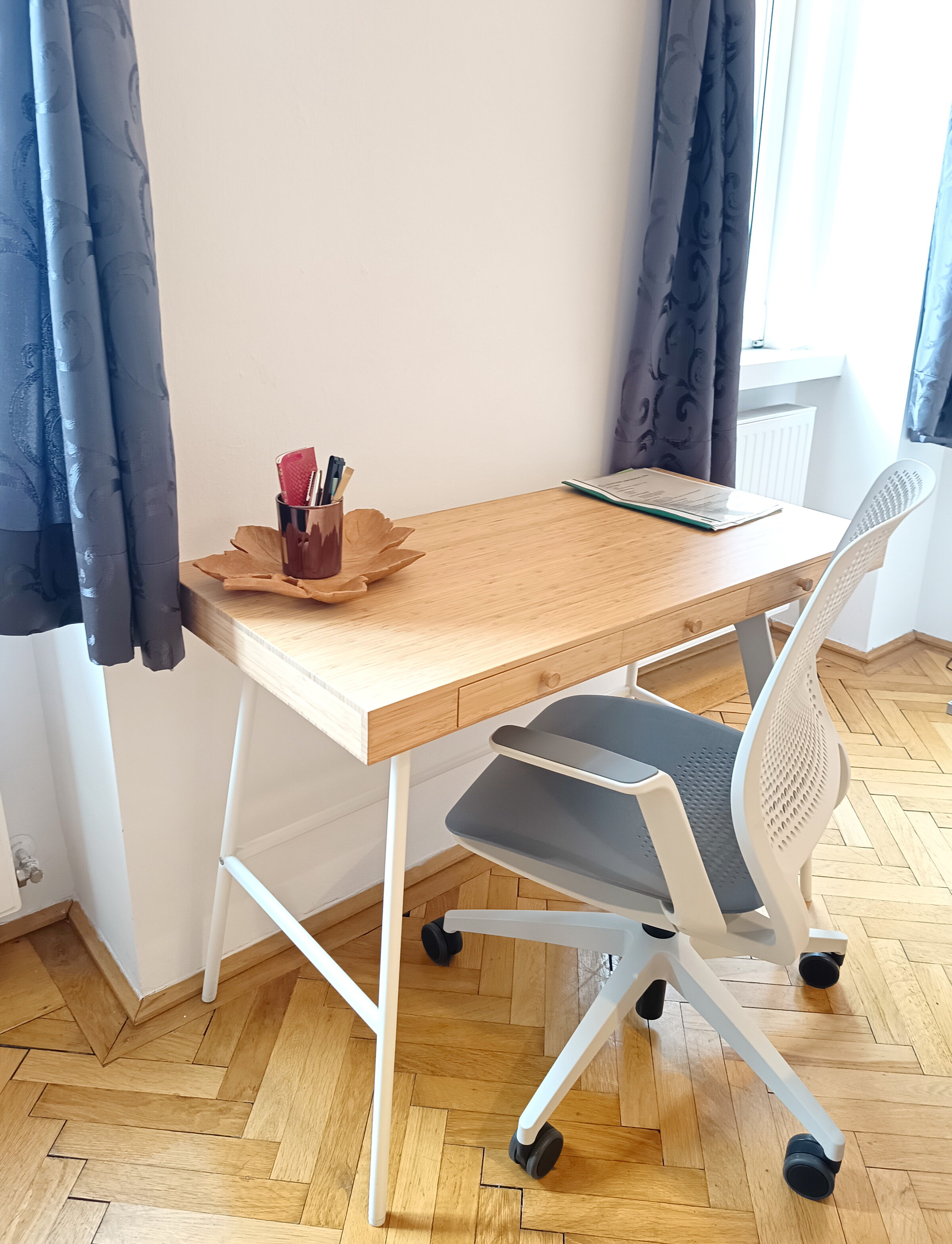 Arbeitsplatz mit Bürostuhl