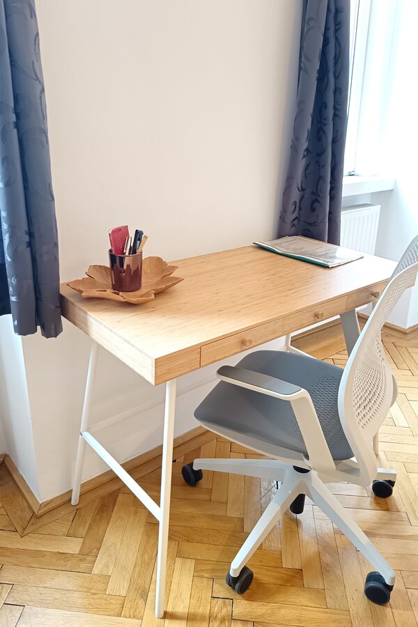 Arbeitsplatz mit Bürostuhl
