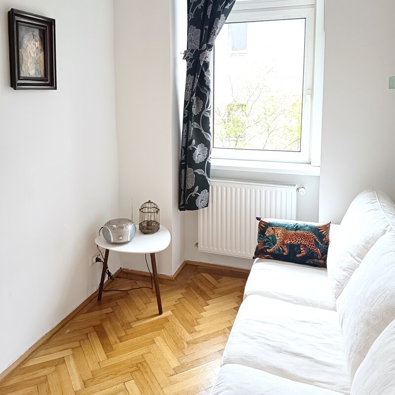 Kabinett mit Sofa und Kleiderschrank