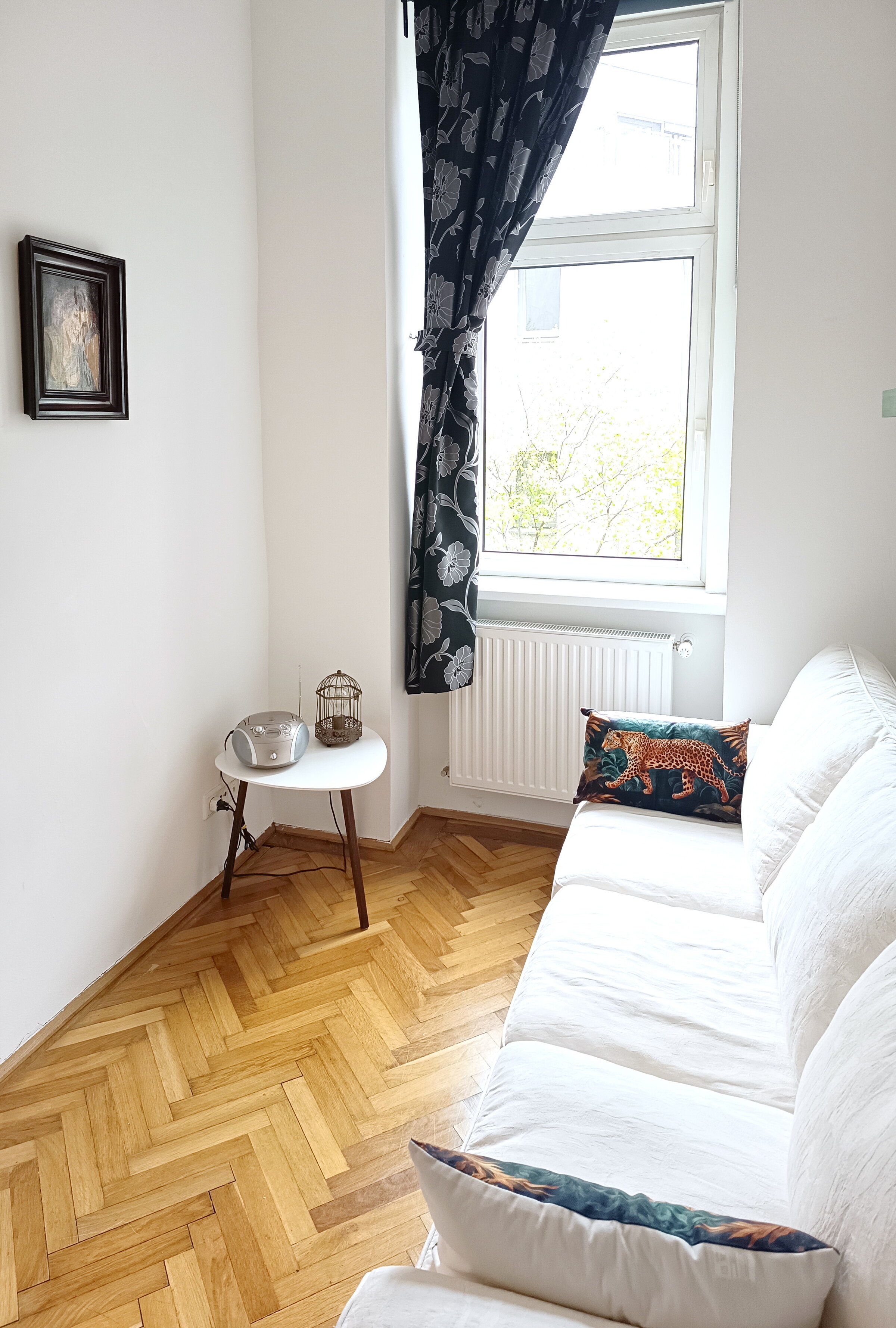 Kabinett mit Sofa und Kleiderschrank