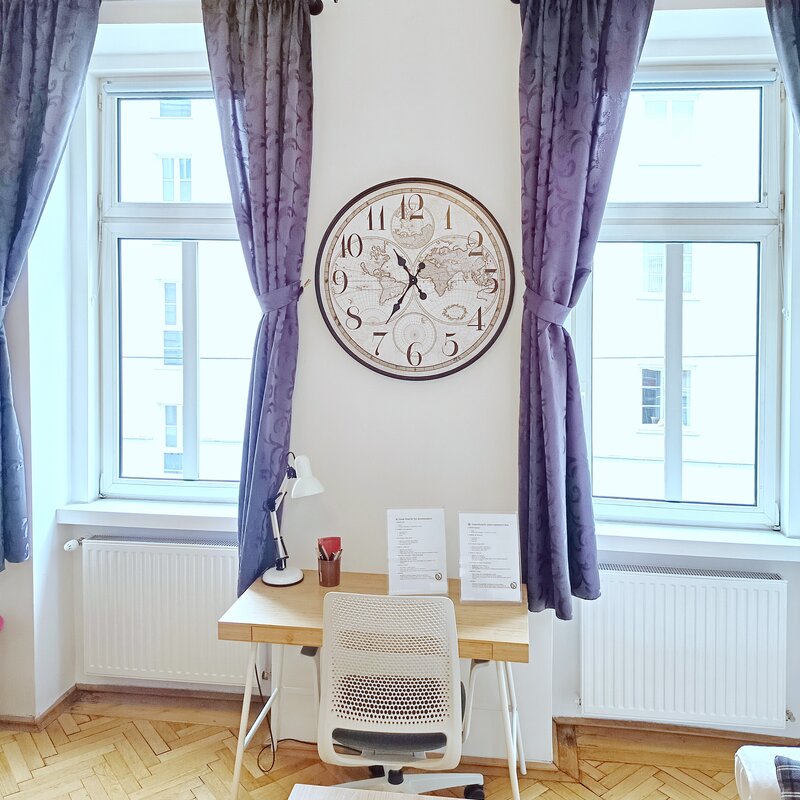 Arbeitsplatz mit Bürostuhl