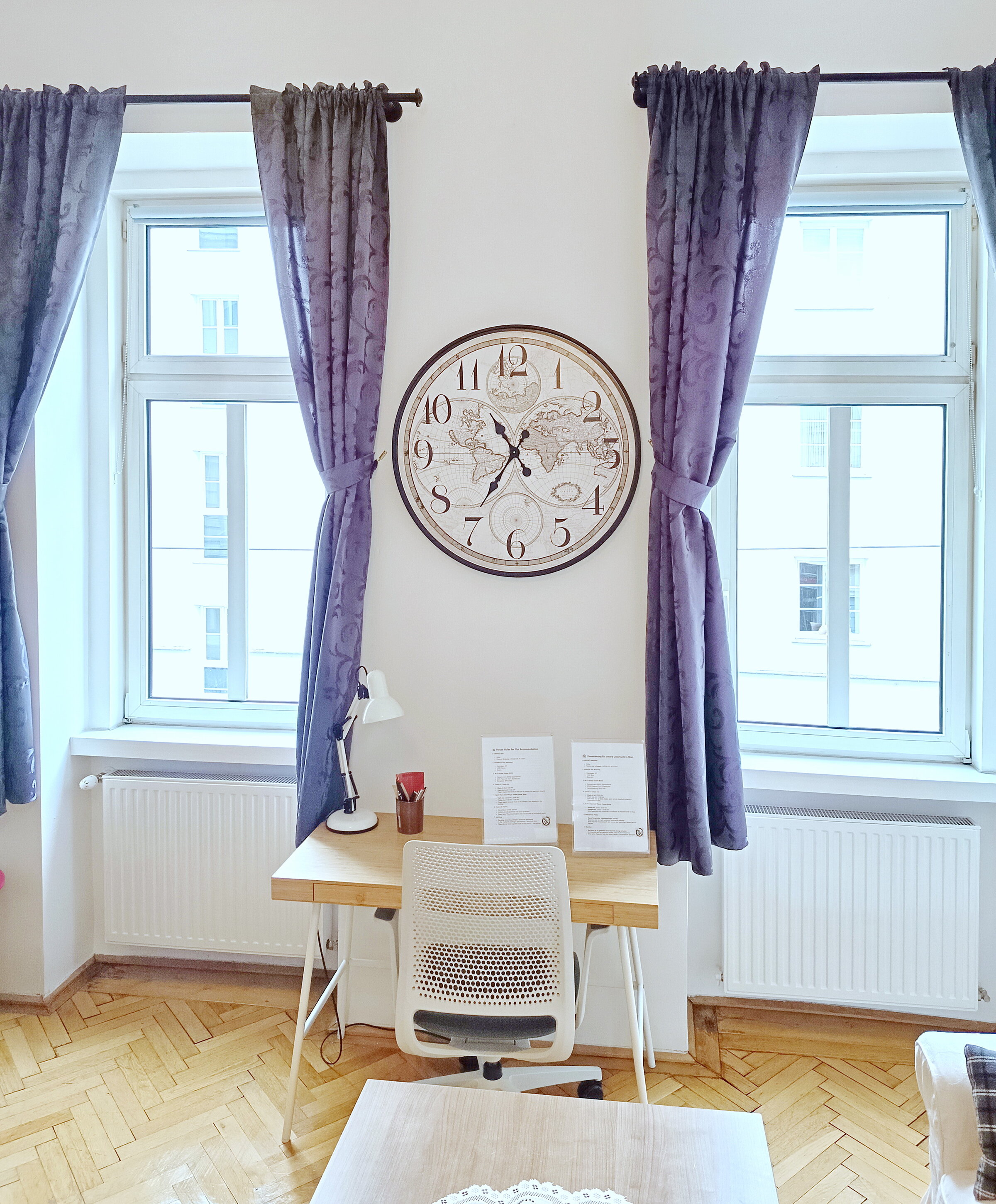 Arbeitsplatz mit Bürostuhl