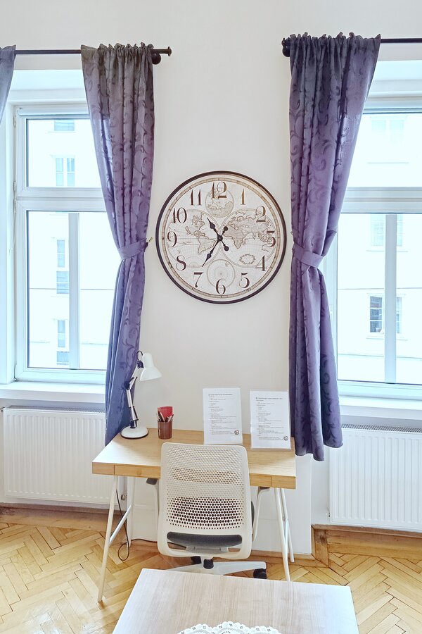 Arbeitsplatz mit Bürostuhl
