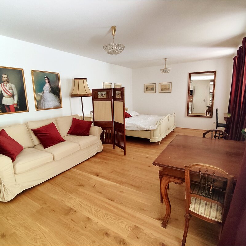 Helles 1-Zimmer Apartment mit Parkettboden & Kaiserporträts – Kurzzeitmiete Wien, Wohnen auf Zeit für 1 bis 6 Monate